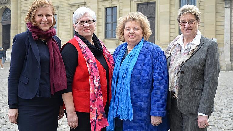 Vier von vielen Dutzend Frauen, die sich in der Region für Frauenrechte engagieren (von links): Simone Strohmayr, frauenpolitische Sprecherin der SPD-Landtagsfraktion, Rita Mocker, Vertreterin der Frauen im VdK-Kreisverband Würzburg, Bezirkstagsvizepräsidentin Eva-Maria Linsenbreder und Monika Fischer, ehemalige Vorsitzender des Bezirksfrauenrat von ver.di.