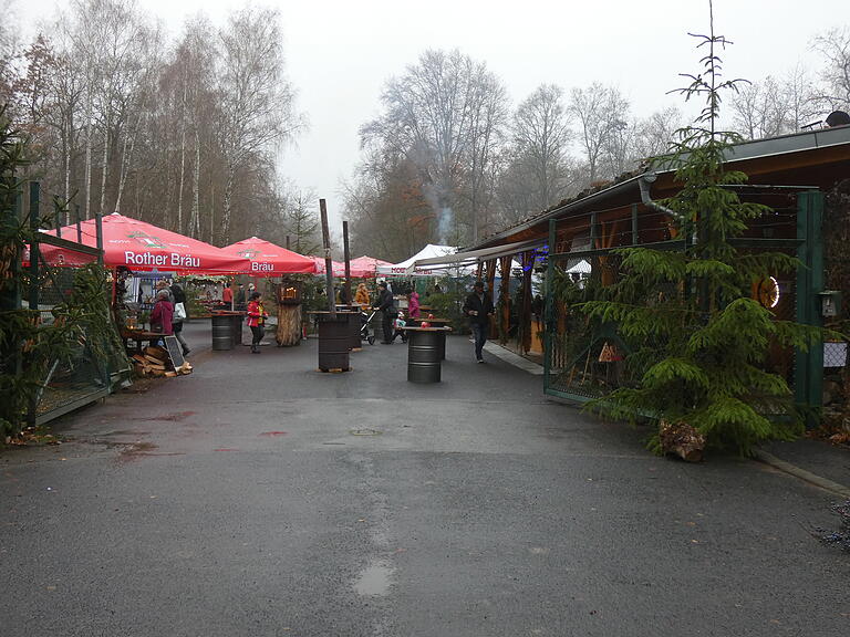 Blick vom Eingang der Birkighütte auf den Adventsmarkt. Feuertonnen sorgten partiell für etwas Wärme. Blick vom Eingang der Birkighütte auf den Adventsmarkt. Feuertonnen sorgten partiell für etwas Wärme.