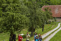 Wanderer im „Lieblichen Taubertal“ mit der Kulisse von Rothenburg ob der Tauber im Hintergrund.