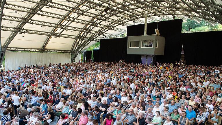 Der Zuschauerraum bei der Premiere von 'Robin Hood' auf der Sömmersdorfer Freilichtbühne. Eine Auflage des Landratsamt für die Aufführungen war es, im Hintergrund eine mobile Lärmschutzwand zu errichten.