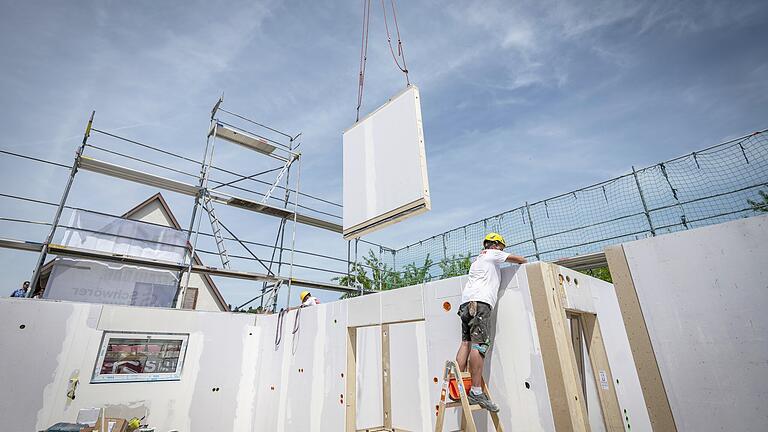 Wer ein Haus bauen will, findet rund um Karlstadt aktuell noch einige Bauplätze. Was die Grundstücke kosten, steht aber oft noch nicht fest. (Symbolbild) Wer ein Haus bauen will, findet rund um Karlstadt aktuell noch einige Bauplätze. Was die Grundstücke kosten, steht aber oft noch nicht fest. (Symbolbild)