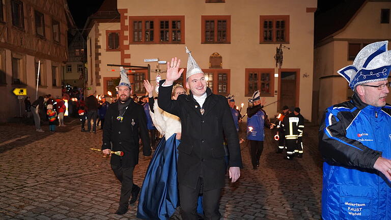 Die Wipfelder Narren sind an die Macht: Prinz Roland I. und Prinzessin Martina I. gehört zumindest bis Aschermittwoch der Schlüssel zum Rathaus.