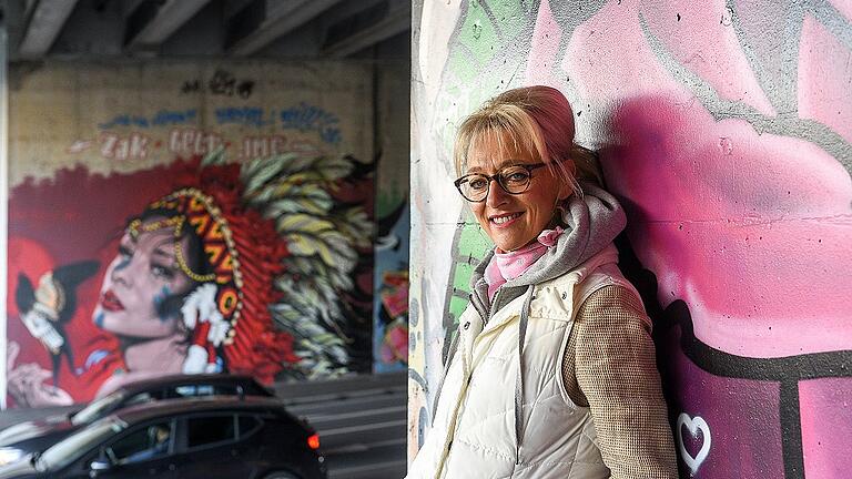 Pia Beckmann will mit ihrer Initiative pics4peace eine Bewegung für Frieden und gelebte Demokratie erzeugen. Graffiti, wie die in der Unterführung der Zeppelinstraße auf Höhe des Südbahnhofs, könnten dann auch online eingereicht werden und zur Diskussion anregen.