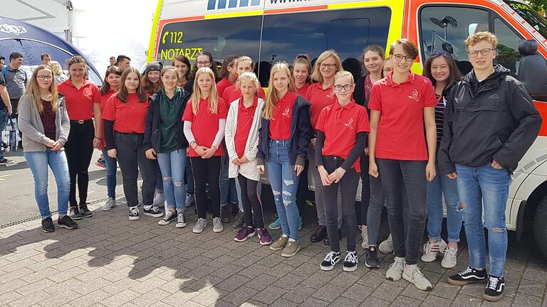 Sie besuchten die Rettmobil in Fulda (von links): Leonie Hertlein (9b), Franziska Seufert, Lina Ruck (10a), Sina Fischer, Constanze Reinschmidt (10b), Elena Link (9b), Jennifer Beck (10b), Lisa-Marie Then (9b), Sonja Wagner (5a), Hannah Schmidt (7b), Lina Clebowy (5c), Annika Lenz (9b), Maya Fürsch (7b), Alexandra Beck (Schulsanitätsdienst-Leitung am MPG), Julia Klüber (7b), Sophie Hain (8a), Inga Büsker, Jule Arnold (10b), Lena Schmid (8a). Auch dabei waren Ella Zirk (10b) und Lena Hemmert (10a). Sie besuchten die Rettmobil in Fulda (von links): Leonie Hertlein (9b), Franziska Seufert, Lina Ruck (10a), Sina Fischer, Constanze Reinschmidt (10b), Elena Link (9b), Jennifer Beck (10b), Lisa-Marie Then (9b), Sonja Wagner (5a), Hannah Schmidt (7b), Lina Clebowy (5c), Annika Lenz (9b), Maya Fürsch (7b), Alexandra Beck (Schulsanitätsdienst-Leitung am MPG), Julia Klüber (7b), Sophie Hain (8a), Inga Büsker, Jule Arnold (10b), Lena Schmid (8a). Auch dabei waren Ella Zirk (10b) und Lena Hemmert (10a).