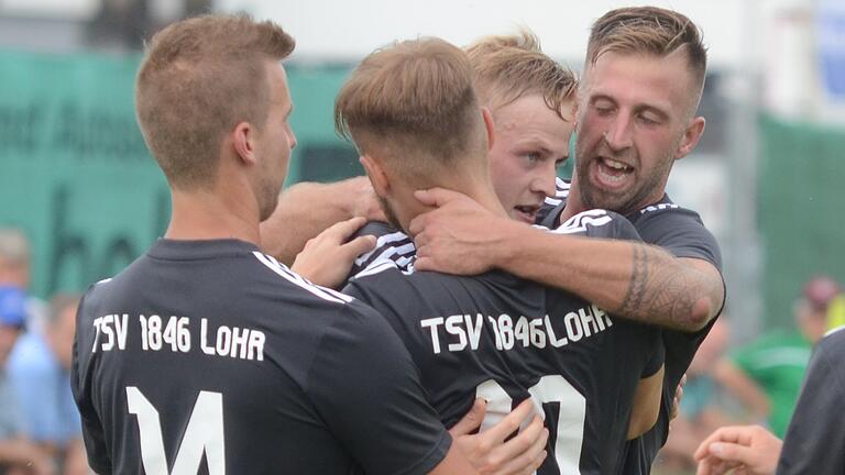 Lohrer Jubel über das 2:0: (von links) Mark Takacs, Fabian Lurz, Torschütze Jens Kirchgeßner und Norman Moreno.