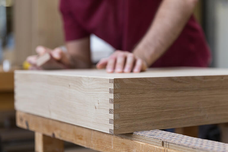 Handarbeit ist gefragt beim Möbelbau. Handarbeit ist gefragt beim Möbelbau.