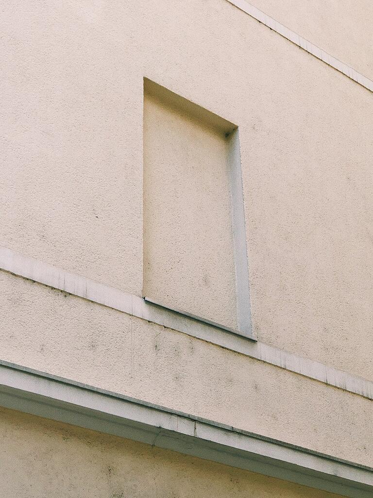Würzburg, Stadtteil Grombühl: Hier gibt es auffällig viele zugemauerte Fenster. Würzburg, Stadtteil Grombühl: Hier gibt es auffällig viele zugemauerte Fenster.