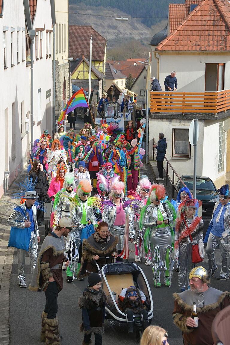 Bei sonnigen Wetter und milden Temperaturen schlängelte sich der Faschingszug gemütlich mit seinen 13 Gruppen durch Laudenbach. Bei sonnigen Wetter und milden Temperaturen schlängelte sich der Faschingszug gemütlich mit seinen 13 Gruppen durch Laudenbach.