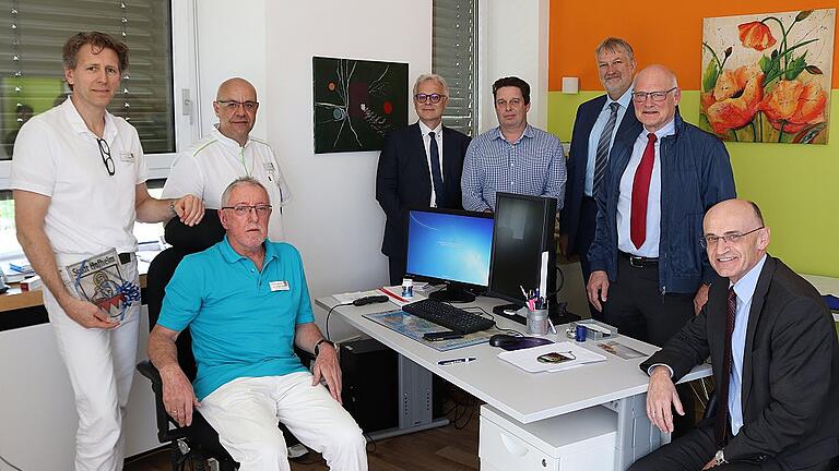 Mit der Eröffnung der orthopädisch-chirurgischen Filialpraxis des Medizinischen Versorgungszentrums (MVZ) Haßfurt im Erdgeschoss des Hofheimer Krankenhauses wurde laut Haßberg-Kliniken ein weiterer Baustein für eine umfassende medizinische Versorgung der Bürger im nördlichen Landkreis gesetzt. Unser Bild zeigt (von links): Dr. Olaf Anders, Dr. Hubert Amend, Dr. Ioannis Charontakis, Wilfried Neubauer, Rainer Kitzinger, Stephan Kolck, Wolfgang Borst und Landrat Wilhelm Schneider. Mit der Eröffnung der orthopädisch-chirurgischen Filialpraxis des Medizinischen Versorgungszentrums (MVZ) Haßfurt im Erdgeschoss des Hofheimer Krankenhauses wurde laut Haßberg-Kliniken ein weiterer Baustein für eine umfassende medizinische Versorgung der Bürger im nördlichen Landkreis gesetzt. Unser Bild zeigt (von links): Dr. Olaf Anders, Dr. Hubert Amend, Dr. Ioannis Charontakis, Wilfried Neubauer, Rainer Kitzinger, Stephan Kolck, Wolfgang Borst und Landrat Wilhelm Schneider.