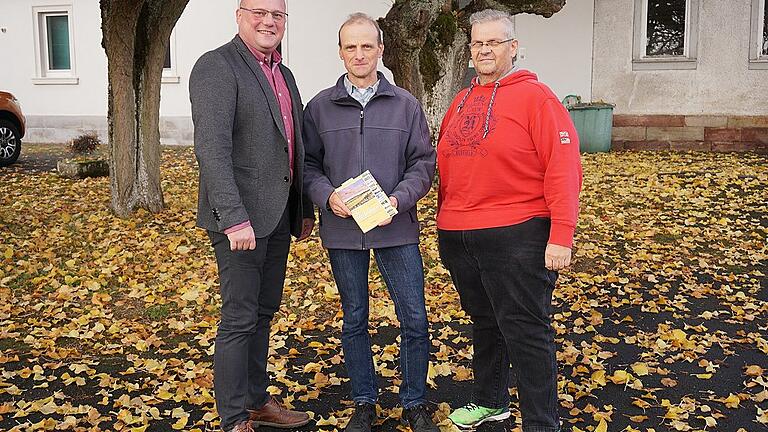Bürgermeister Georg Seiffert (von links) und Joachim Jenrich, der die Recherchen zu den Anfängen der Fliegerei in Bischofsheim führte, besuchten das Grundstück von Detlef Stengler, wo in den frühen 1920er Jahren Willhelm Messerschmitt sei erste Firma betrieb. Bürgermeister Georg Seiffert (von links) und Joachim Jenrich, der die Recherchen zu den Anfängen der Fliegerei in Bischofsheim führte, besuchten das Grundstück von Detlef Stengler, wo in den frühen 1920er Jahren Willhelm Messerschmitt sei erste Firma betrieb.