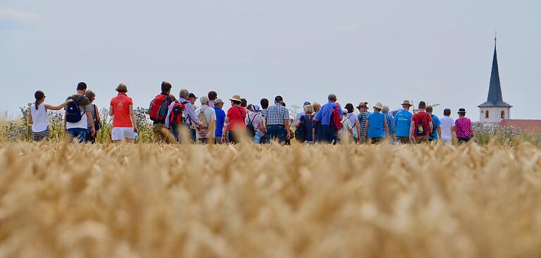Neben der Bewegung steht für die Bundestagsabgeordnete Anja Weisgerber bei ihrer jährlichen Wahlkreiswanderung vor allem die Begegnung mit den Menschen im Mittelpunkt. Unser Bild zeigt die Wanderer zielsicher auf Kolitzheim zusteuern, gut zu erkennen am Kirchturm der katholischen Pfarrkirche St. Stephan. Neben der Bewegung steht für die Bundestagsabgeordnete Anja Weisgerber bei ihrer jährlichen Wahlkreiswanderung vor allem die Begegnung mit den Menschen im Mittelpunkt. Unser Bild zeigt die Wanderer zielsicher auf Kolitzheim zusteuern, gut zu erkennen am Kirchturm der katholischen Pfarrkirche St. Stephan.