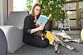 Das Bibliotheks- und Informationszentrum Haßfurt erhielt die Auszeichnung 'Bibliothek des Jahres 2021 in kleinen Kommunen und Regionen'. Mit Ausschlaggebend für die Auszeichnung war Lesehund 'Groll', der nicht nur Frauchen Denise Beck beim Vorlesen zuhört.