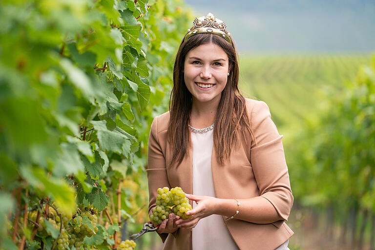 Carolin Meyer im Weinberg, kurz vor der Traubenernte im Herbst. Carolin Meyer im Weinberg, kurz vor der Traubenernte im Herbst.