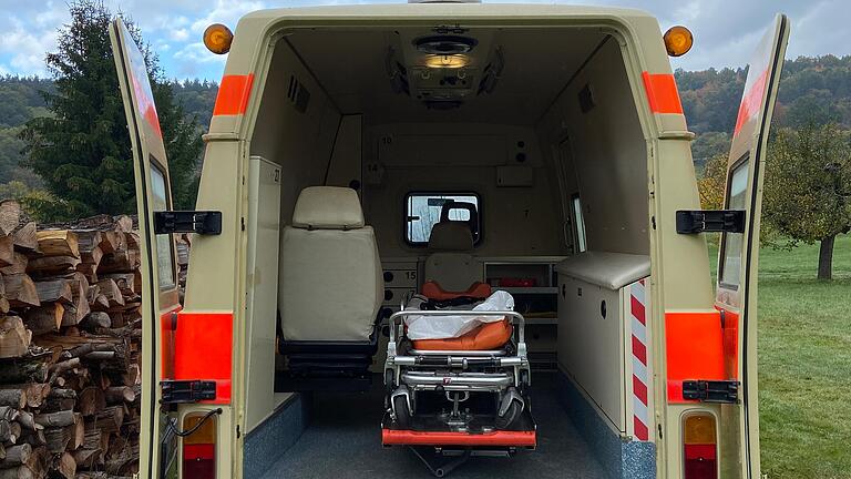 Der Innenraum der mobilen Sanitätsstation vor dem Ausbau. Ein Paar Dinge sind bis heute drin geblieben. Der Innenraum der mobilen Sanitätsstation vor dem Ausbau. Ein Paar Dinge sind bis heute drin geblieben.