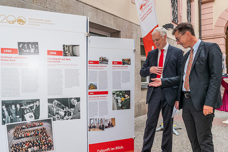 Der Vorstandsvorsitzende der Sparkasse Herr Bernd Fröhlich und OB Christian Schuchardt schauen sich die Ausstellung an. Ausstellung: 200 Jahre Sparkasse Mainfranken Würzburg am Mittwoch 14.09.22 in der Behr-Halle am Rathaus in Würzburg.