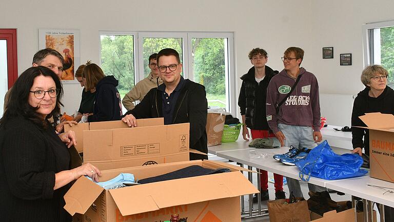 Insgesamt rund zwei Dutzend Helfer um Feuerwehrkommandant Matthias Ganz (Mitte) haben die Spenden gesichtet und verpackt, die im Feuerwehrhaus abgegeben wurden. Insgesamt rund zwei Dutzend Helfer um Feuerwehrkommandant Matthias Ganz (Mitte) haben die Spenden gesichtet und verpackt, die im Feuerwehrhaus abgegeben wurden.