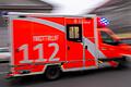 Rettungswagen - Symbolbild       -  Der Schutz von Leib und Leben darf nicht von der Postleitzahl abhängen, sagt der Grünen-Gesundheitsexperte Dahmen.
