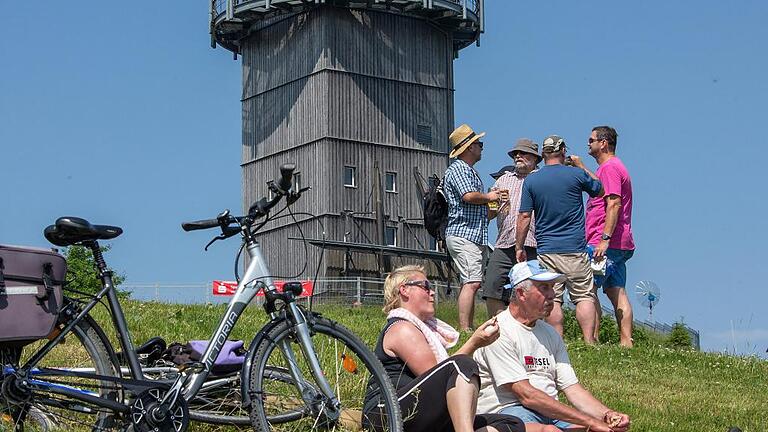 Gipfeltreffen am Schneekopf - Der Schneekopf in Thüringen ist auch im Sommer ein beliebtes Aussichtsziel. Gipfeltreffen am Schneekopf - Der Schneekopf in Thüringen ist auch im Sommer ein beliebtes Aussichtsziel.