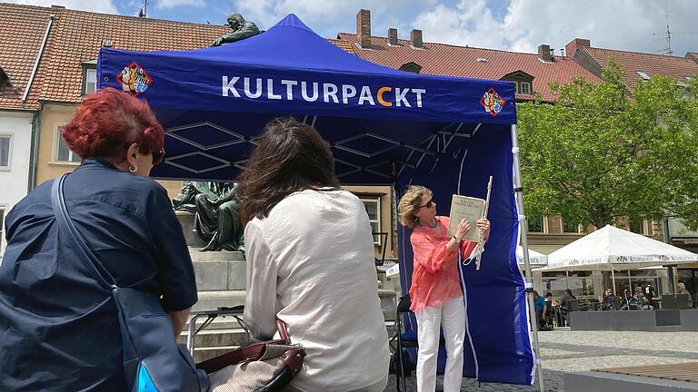 Am Samstagmittag fand in der Schweinfurter Innenstadt der Kunstpavillon-Weg des KulturPackt statt. Aller Künstler blieben dabei stumm.