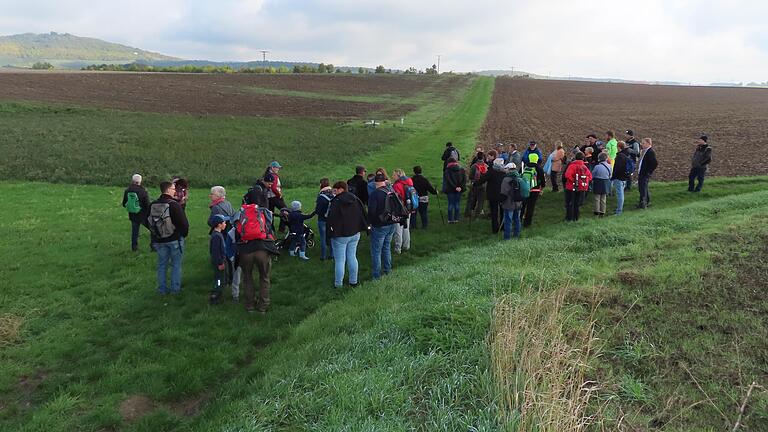 Die Grenzgänger unterwegs. Links im Hintergrund der Schlossberg.