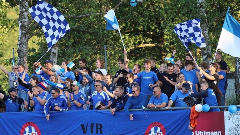Toller Support von den Fans des VfR Sulzthal, die das Team großartig unterstützten und dennoch den bitteren Abstieg in die Kreisklasse aushalten mussten. - Toller Support von den Fans des VfR Sulzthal, die das Team großartig unterstützten und dennoch den bitteren Abstieg in die Kreisklasse aushalten mussten. Toller Support von den Fans des VfR Sulzthal, die das Team großartig unterstützten und dennoch den bitteren Abstieg in die Kreisklasse aushalten mussten. - Toller Support von den Fans des VfR Sulzthal, die das Team großartig unterstützten und dennoch den bitteren Abstieg in die Kreisklasse aushalten mussten.