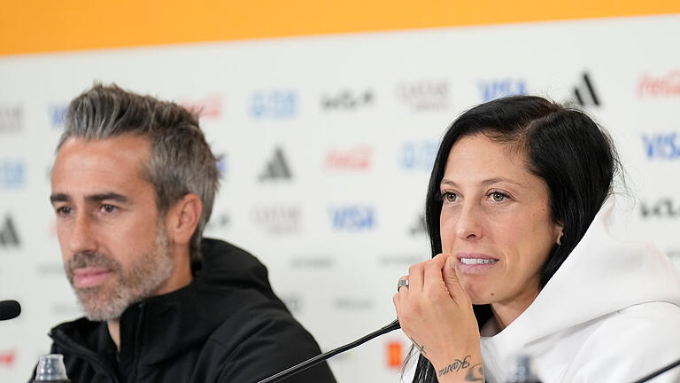 Diskussion um Rubiales.jpeg - Die spanische Spielerin Jennifer Hermoso (neben Spaniens Cheftrainer Jorge Vilda (l)) hat klargestellt, dass sie dem Kuss von Verbandschef Luis Rubiales nie zugestimmt habe. Diskussion um Rubiales.jpeg - Die spanische Spielerin Jennifer Hermoso (neben Spaniens Cheftrainer Jorge Vilda (l)) hat klargestellt, dass sie dem Kuss von Verbandschef Luis Rubiales nie zugestimmt habe.