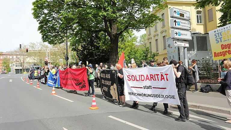 Rund 150 bis 200 Menschen demonstrierten am Samstagmittag gegen den AfD-Bezirkstag.