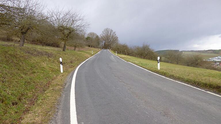 Die Fahrbahndecke der Kreisstraße K 2880 wird auf dem Streckenabschnitt von Hochhausen in Richtung Eiersheim ab Mittwoch, 16. Oktober, bis Freitag, 25. Oktober, unter Vollsperrung saniert. Die Fahrbahndecke der Kreisstraße K 2880 wird auf dem Streckenabschnitt von Hochhausen in Richtung Eiersheim ab Mittwoch, 16. Oktober, bis Freitag, 25. Oktober, unter Vollsperrung saniert.