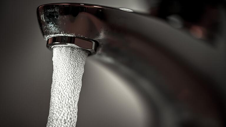 Trinkwasser - Symbolbild       -  Für gesunde Menschen besteht laut der Versorgungsgesellschaft keine Gefahr. (Symbolbild)