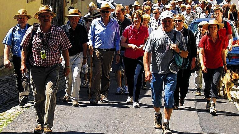 Start zu letzten Etappe: Am Hafenfest in Marktsteft startete nach 20 Jahren am Sonntag die allerletzte Etappe der Tour de Glos. 80 Wanderer machten sich bei 30 Grad im Schatten mit Michael Glos (Mitte zwischen Otto Hünnerkopf und Anja Weisgerber) auf den Weg nach Sickershausen und über Hohenfeld zurück nach Marktsteft. Vorn links übrigens Peter Rinke, der die Strecken von Anfang an aussucht und die Tour betreut.