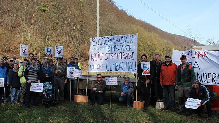 Keine Stromtrasse durchs Elmbachtal: Die Eußenhäuser machen gegen SuedLink mobil und warteten mit Transparenten an der Abzweigung Bildbuche auf die Vertreter der Netzbetreiberfirma Tennet. Keine Stromtrasse durchs Elmbachtal: Die Eußenhäuser machen gegen SuedLink mobil und warteten mit Transparenten an der Abzweigung Bildbuche auf die Vertreter der Netzbetreiberfirma Tennet.