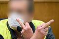 Vor Gericht: Alexander M. soll Verfasser der NSU-2.0-Drohschreiben gewesen sein. Ob er auch den Würzburger Anwalt Chan-jo Jun bedroht hat, bleibt juristisch ungeklärt. Beim Prozessauftakt in Frankfurt machte der Angeklagte obszöne Gesten.