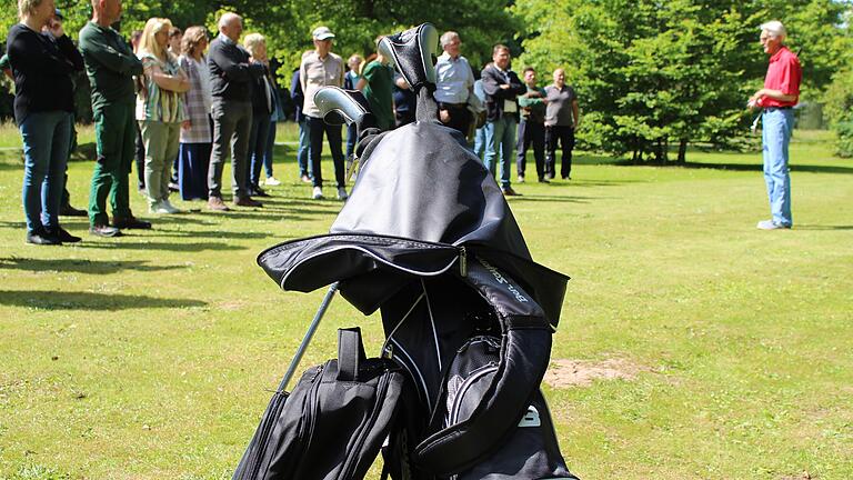 Eröffnung des Naturgolfplatzes im Staatsbad Bad Brückenau. - Eröffnung des Naturgolfplatzes im Staatsbad Bad Brückenau. Armin Laake (rechts) vom Golfclub Bad Kissingen gibt eine Einführung in das Thema Golfen. Eröffnung des Naturgolfplatzes im Staatsbad Bad Brückenau. - Eröffnung des Naturgolfplatzes im Staatsbad Bad Brückenau. Armin Laake (rechts) vom Golfclub Bad Kissingen gibt eine Einführung in das Thema Golfen.