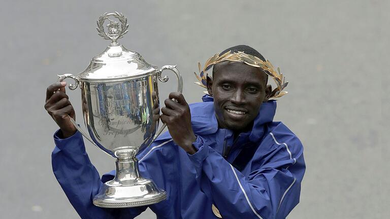 Lawrence Cherono - Lawrence Cherono gewann 2019 die Marathonrennen in Boston und Chicago. Lawrence Cherono - Lawrence Cherono gewann 2019 die Marathonrennen in Boston und Chicago.