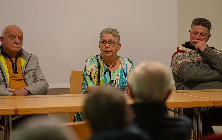 Podiumsdiskusion im Kulturarsenal 'Alte Därre' in Bad Königshofen. 'Es war einmal - die DDR'. Elke Müller, deren Lebensgefährte Klaus Seifert an der Grenze ums Leben kam, berichtete von dem Verlust, was alle Anwesenden emotional mitfühlen ließ. Podiumsdiskusion im Kulturarsenal 'Alte Därre' in Bad Königshofen. 'Es war einmal - die DDR'. Elke Müller, deren Lebensgefährte Klaus Seifert an der Grenze ums Leben kam, berichtete von dem Verlust, was alle Anwesenden emotional mitfühlen ließ.