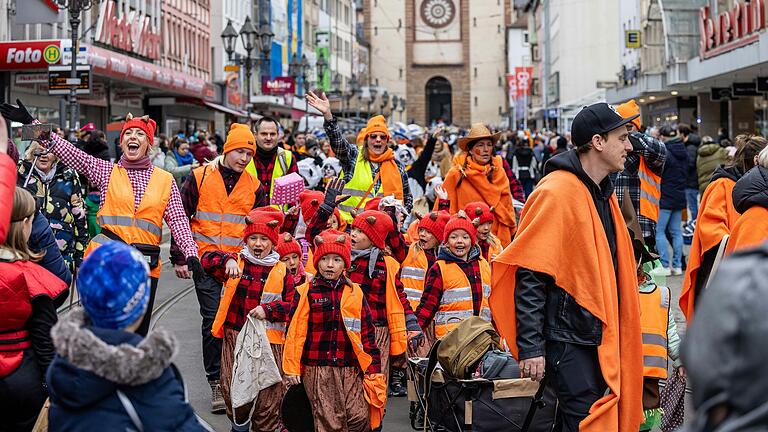 Der Kinderfaschingszug zieht wieder am Samstag, 22. Februar, von der Würzburger Residenz zum Vierröhrenbrunnen.