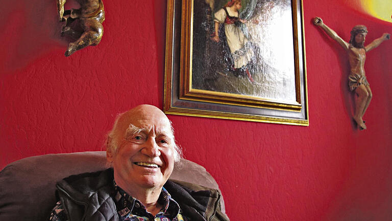 Hausherr: Mit Anfang 80 hat Professor Gerhard Böttger noch einen Anfang gewagt und das Obere Schloss von Irmelshausen renoviert und bewohnbar gemacht. Ein wahres Traumhaus ist entstanden. Hausherr: Mit Anfang 80 hat Professor Gerhard Böttger noch einen Anfang gewagt und das Obere Schloss von Irmelshausen renoviert und bewohnbar gemacht. Ein wahres Traumhaus ist entstanden.