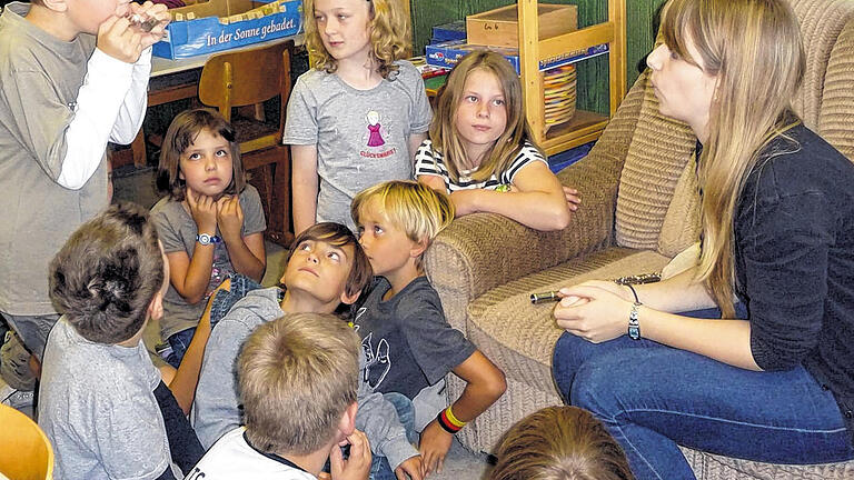 Kommt ein Ton oder nicht? Die Drittklässler der Grundschule Eibelstadt durften verschiedene Blasinstrumente ausprobieren, unter anderem die Querflöte von Jenny Schwind (rechts). Kommt ein Ton oder nicht? Die Drittklässler der Grundschule Eibelstadt durften verschiedene Blasinstrumente ausprobieren, unter anderem die Querflöte von Jenny Schwind (rechts).