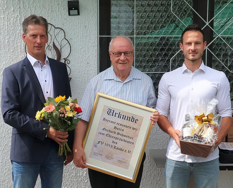 Gerhard Schmetzer (Mitte) wurde zum Ehrenpräsidenten des Fußballvereins Lauda ernannt. Gerhard Schmetzer (Mitte) wurde zum Ehrenpräsidenten des Fußballvereins Lauda ernannt.