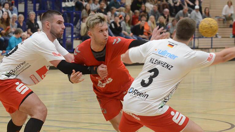 Maximilian Schmitt (Bildmitte) bei der 25:26-Niederlage gegen den HSC Bad Neustadt (links mit Filip Susnjara, rechts mit Benedikt Kleinhenz). Der Spielertrainer des TSV Lohr arbeitet mit seinem Team daran, nach einem verpatzten Saisonstart wieder in die Spur zu kommen.