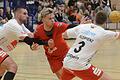 Maximilian Schmitt (Bildmitte) bei der 25:26-Niederlage gegen den HSC Bad Neustadt (links mit Filip Susnjara, rechts mit Benedikt Kleinhenz). Der Spielertrainer des TSV Lohr arbeitet mit seinem Team daran, nach einem verpatzten Saisonstart wieder in die Spur zu kommen.