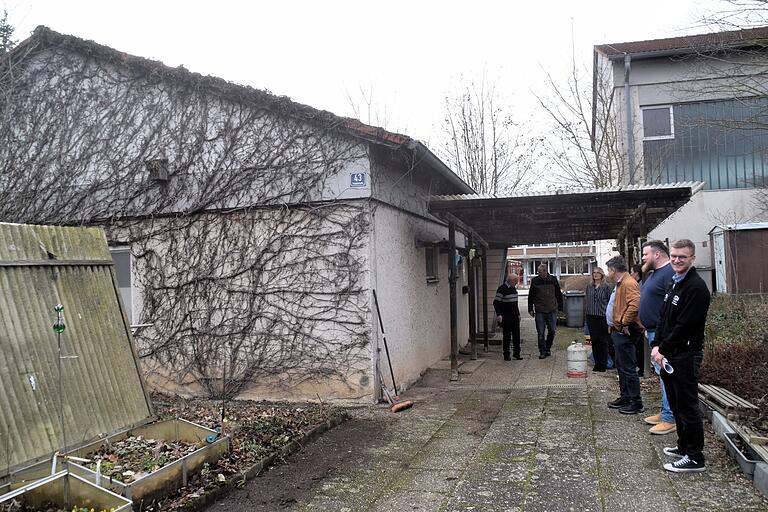Geplant ist, das ehemalige Hausmeisterwohnhaus nach einer Sanierung und Umbau künftig für die Mittagsbetreuung zu nutzen. Geplant ist, das ehemalige Hausmeisterwohnhaus nach einer Sanierung und Umbau künftig für die Mittagsbetreuung zu nutzen.