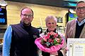 Stellvertretender Marktleiter Andreas Völker (links) und Marco Trabold (rechts) gratulieren Jubilarin Anita Pfeuffer.