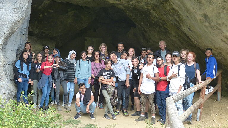 Das Foto zeigt die Gruppe beim gemeinsamen Ausflug nach Pottenstein. Das Foto zeigt die Gruppe beim gemeinsamen Ausflug nach Pottenstein.