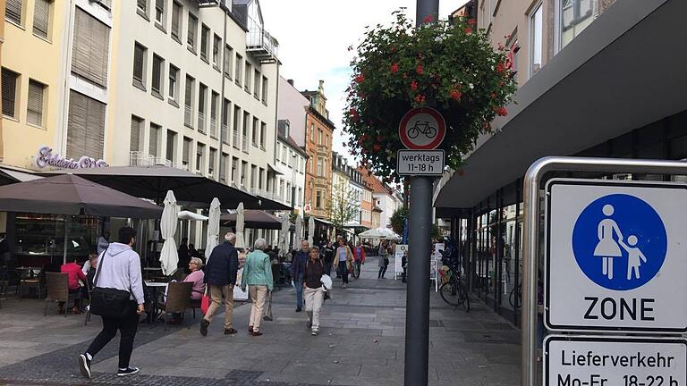 Blick in die Schweinfurter Spitalstraße am 2. Oktober: Obwohl wegen der über 35 gestiegenen Corona-Inzidenz die Regeln verschärft wurden, ist die Fußgängerzone wie in den vergangenen Wochen auch belebt.