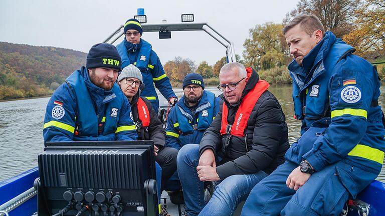 Thomas Schlageter (links) und Markus Schlenger (jeweils mit roter Schwimmweste) unterweisen die Helfer des THW Marktheidenfeld in das neue Sonargerät. Thomas Schlageter (links) und Markus Schlenger (jeweils mit roter Schwimmweste) unterweisen die Helfer des THW Marktheidenfeld in das neue Sonargerät.