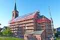 Fertig eingerüstet zur Außenrenovierung sind Chor und Kirchenschiff der Kirche  'Heilige Dreifaltigkeit' in Bischbrunn. 'Unvorhersehbare Schäden am Dachstuhl' stellen nun laut Schreiben der Kirchenverwaltung an die politische Gemeinde die Finanzierung der Maßnahme in Frage. Diese hält sich jedoch aufgrund eigener Finanzknappheit bedeckt.