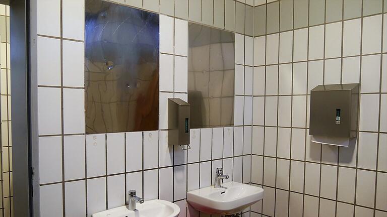 In Kitzingen wurde in der Toilette in der Schrannenstraße gezündelt. In Kitzingen wurde in der Toilette in der Schrannenstraße gezündelt. 