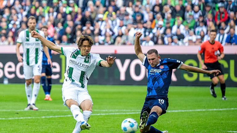 Bor. Mönchengladbach - 1. FC Heidenheim - Der Mönchengladbacher Ko Itakura (l) trifft in dieser Szene zum 1:1, Heidenheims Jonas Föhrenbach grätscht zu spät dazwischen. Bor. Mönchengladbach - 1. FC Heidenheim - Der Mönchengladbacher Ko Itakura (l) trifft in dieser Szene zum 1:1, Heidenheims Jonas Föhrenbach grätscht zu spät dazwischen.
