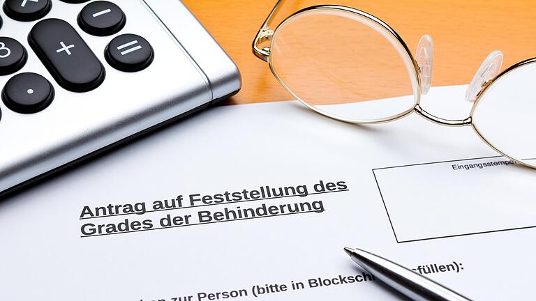 Grad der Behinderung.jpeg       -  Antrag auf Feststellung des Grades der Behinderung mit Stift / Kuli, Taschenrechner und Lesebrille